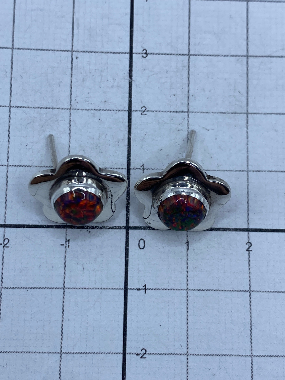 Aretes medidos junto a regla milimétrica — 1.7 cm de largo