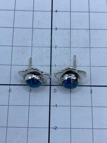 Reverso de los aretes mostrando el sello 950 y el cierre de mariposa