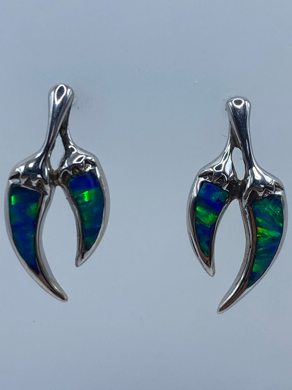 Par de aretes de plata 925 con ópalo de fuego azul, vista frontal completa