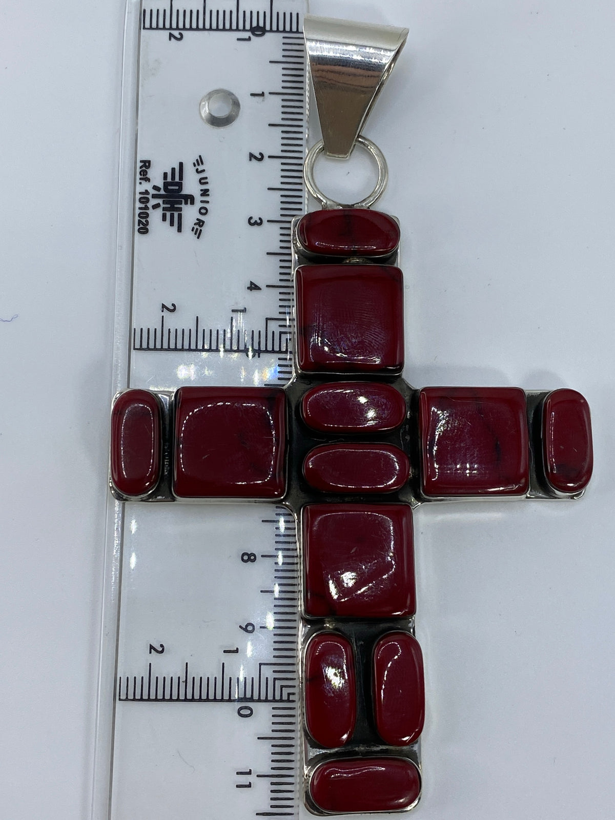 Reverso del dije cruz en plata pulida, mostrando el Quinto 925 y el acabado artesanal