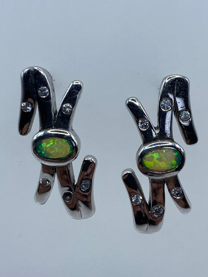 Aretes de plata con ópalo de fuego verde limón en forma de conejo minimalista
