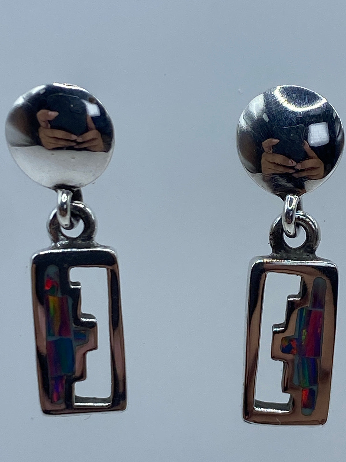 Aretes geométricos de plata minimalistas con piedra de fuego