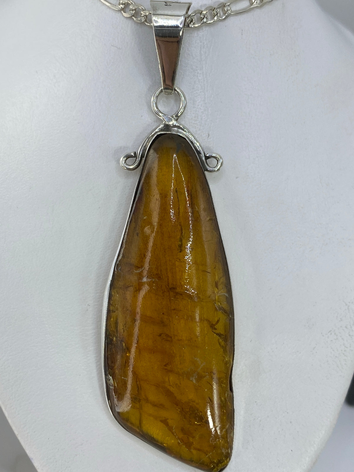 Dije de plata 950 con piedra engastada, forma alargada, 8.8 cm de largo