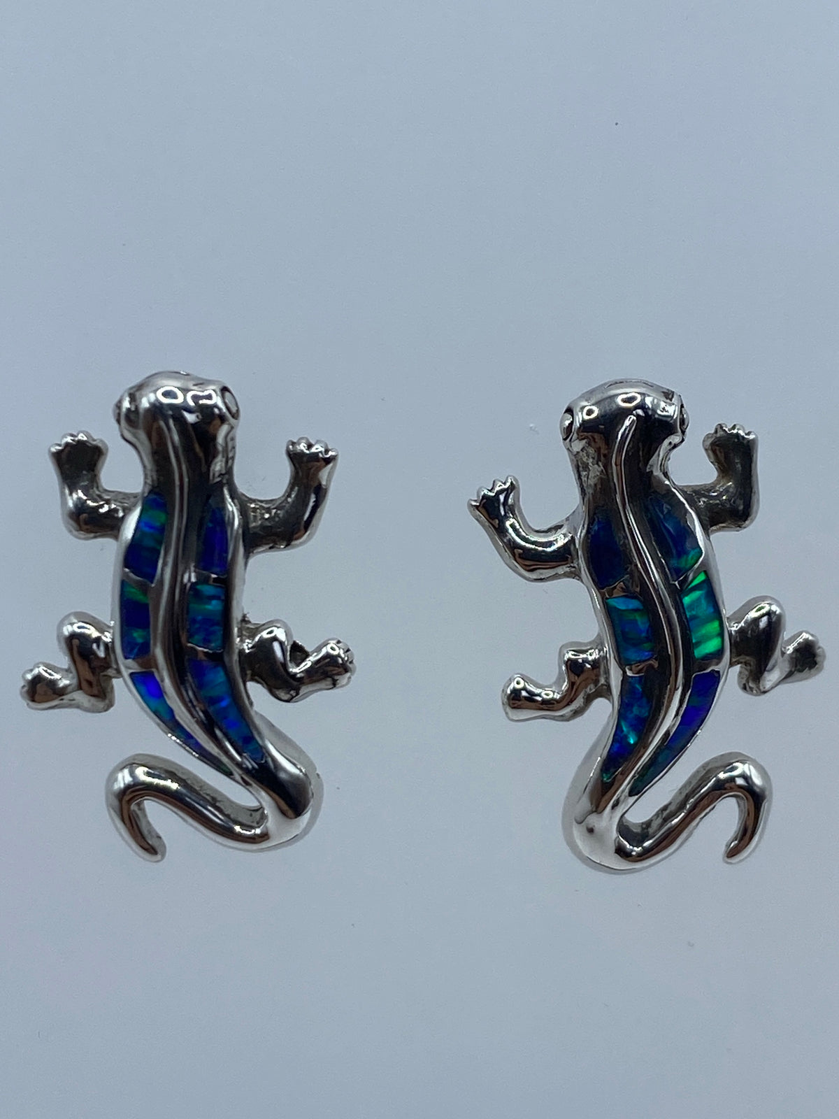 Detalle del ópalo azul translúcido en el engaste de plata 925