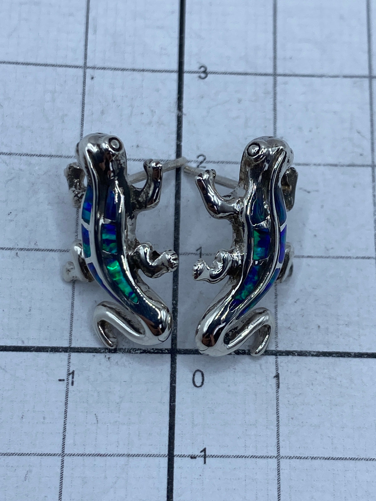 Aretes puestos en oreja mostrando el tamaño discreto de 2.2 cm
