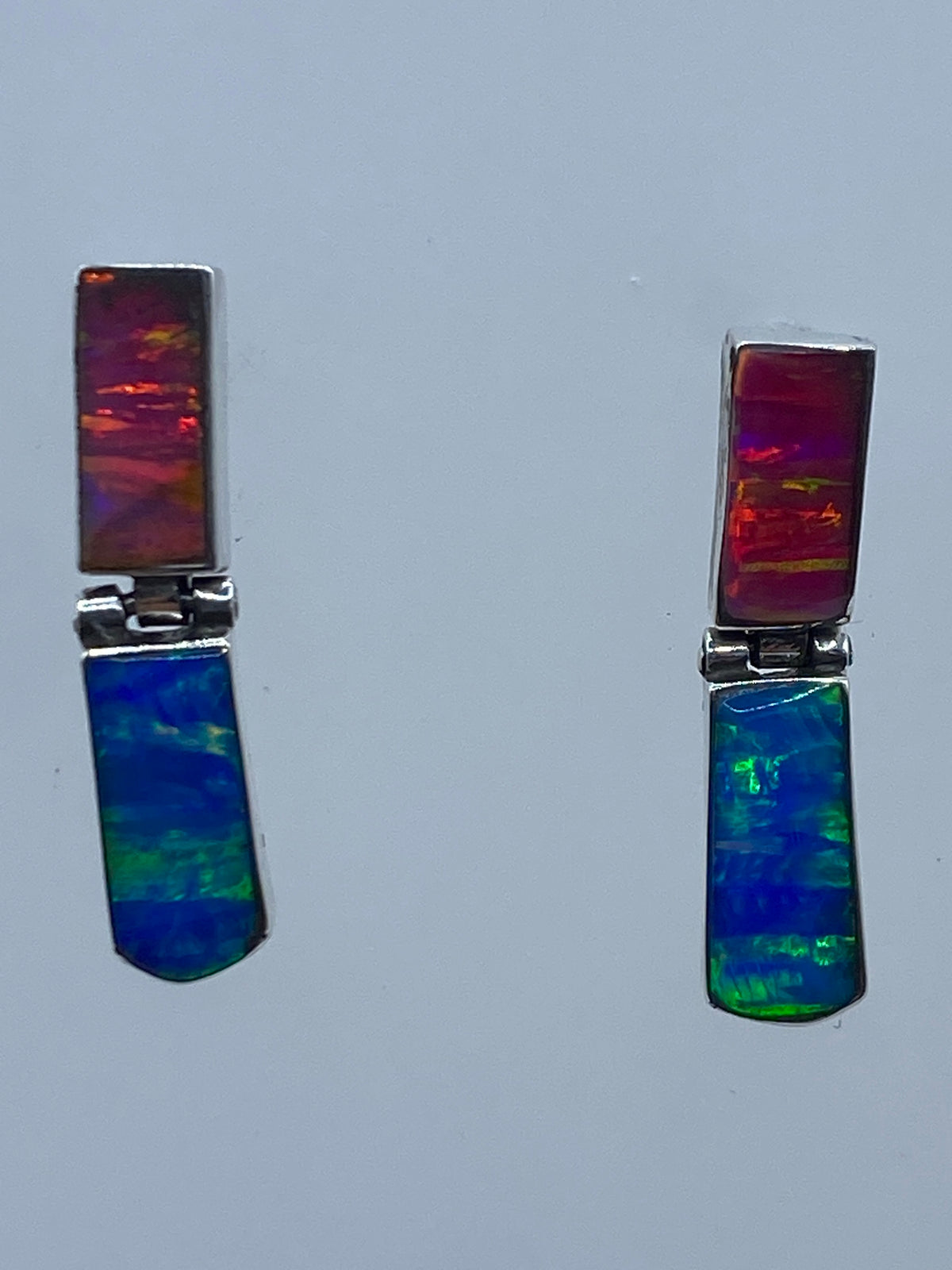 Par de aretes de plata con ópalo de fuego multicolor, vista frontal