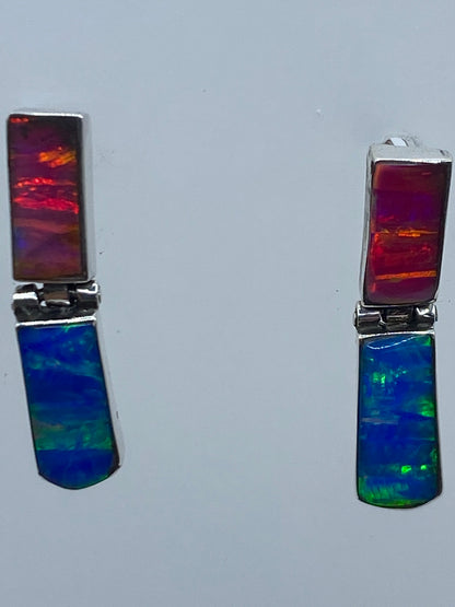 Aretes de plata 925 con incrustación de ópalo de fuego, mostrando los colores rojo, naranja y azul