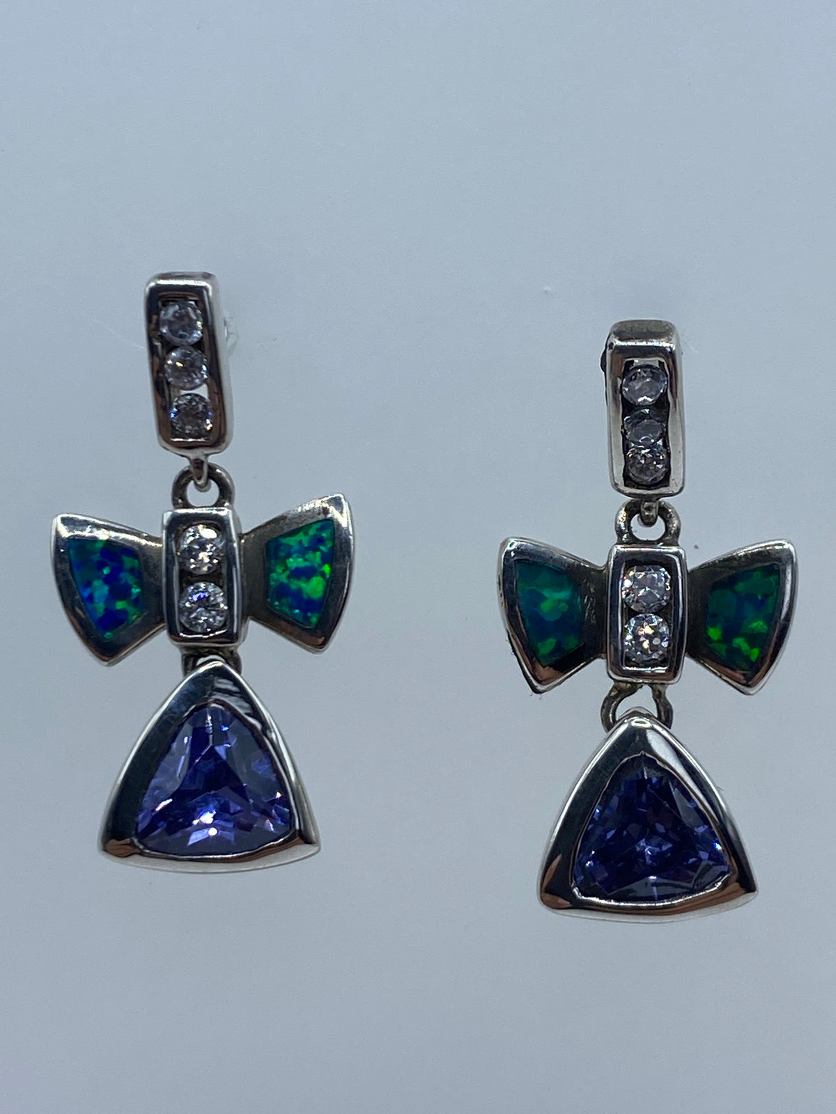 Par de aretes de plata con opalo de fuego verde limon en diseno arco y gota