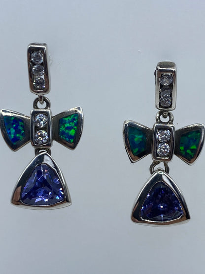 Aretes de plata Taxco con piedra verde en tonalidad de opalo de fuego, vista frontal