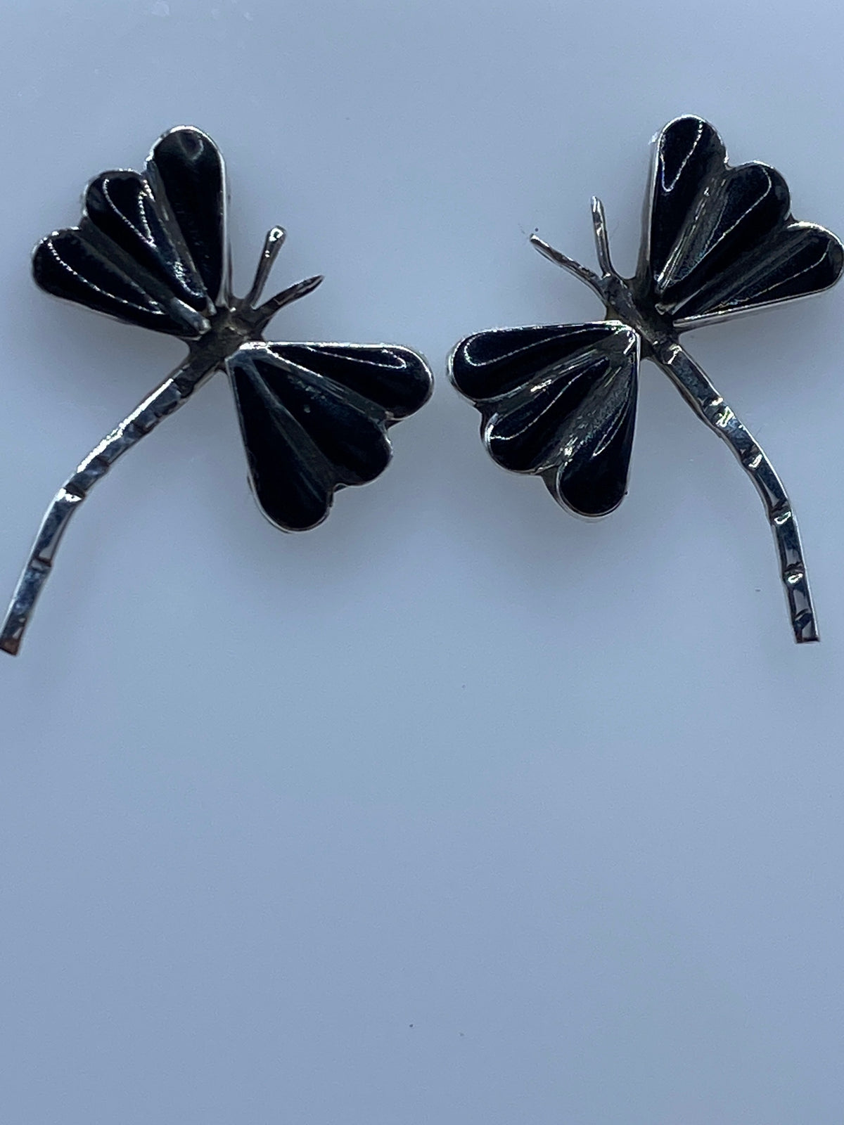 Par de aretes de plata en forma de libélula con ónix negro engastado