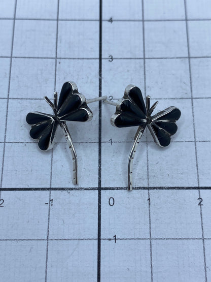Aretes sobre fondo neutro mostrando el Quinto 925
