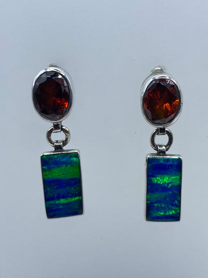 Par de aretes de plata 950 con ópalo de fuego azul, engastados a mano en Taxco