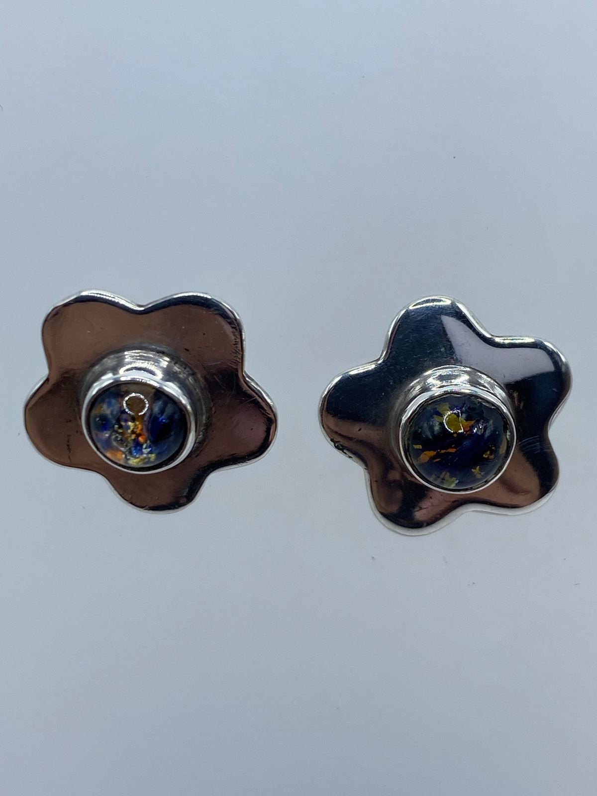 Aretes de plata 925 de Taxco, detalle del diseño en flor