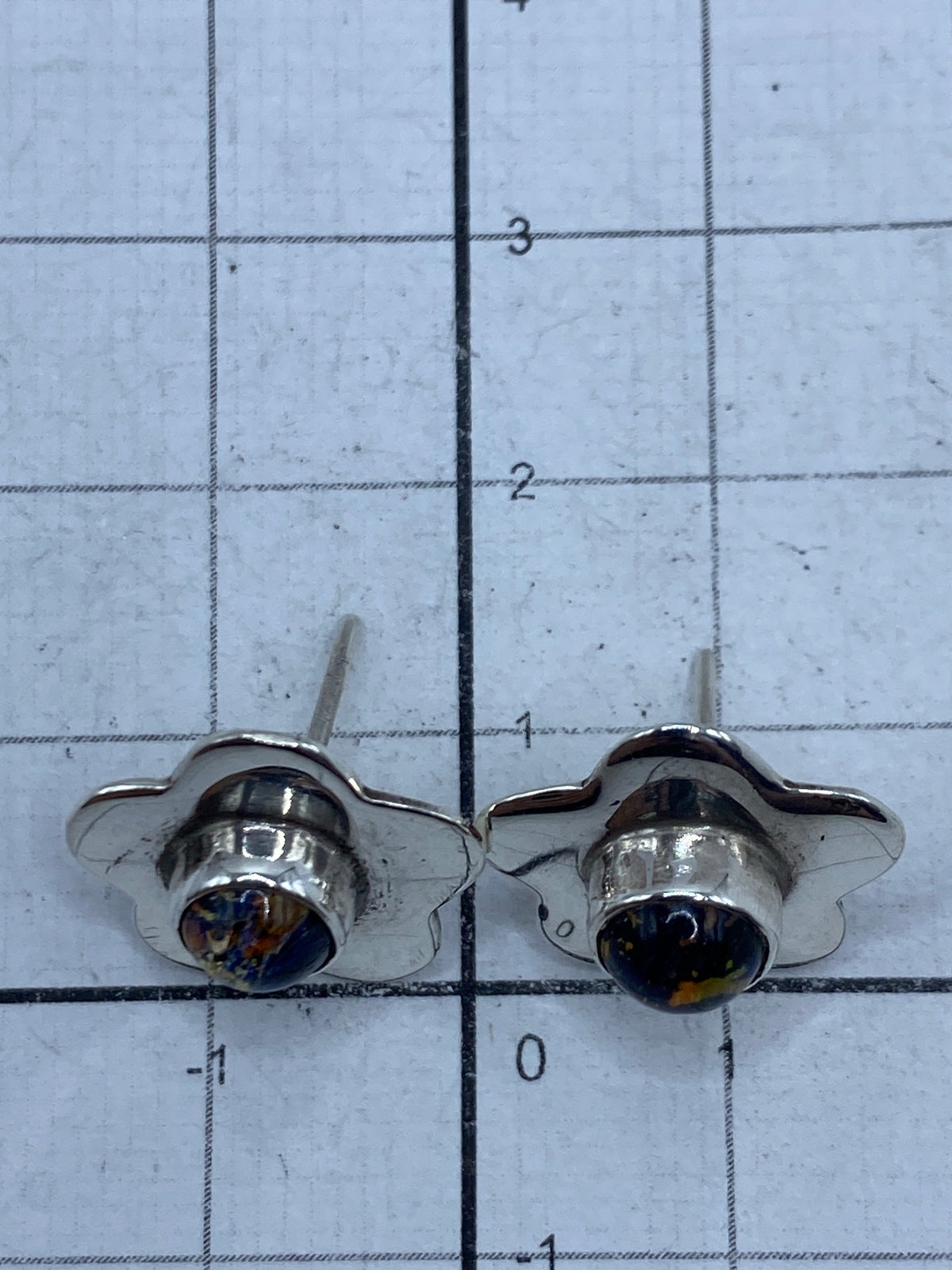 Aretes de fundición de plata en vista lateral con poste y mariposa