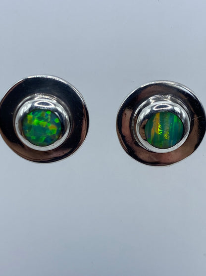 Detalle frontal del engaste de ópalo de fuego en plata 950, mostrando el verde luminoso