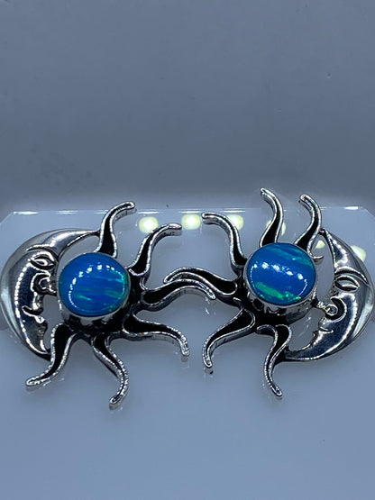 Detalle de un arete mostrando el Ópalo de Fuego azul y el engaste de plata artesanal de Taxco