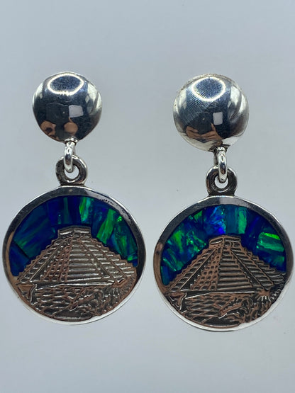 Par de aretes de plata con ópalo de fuego azul en forma de pirámide Chichén Itzá