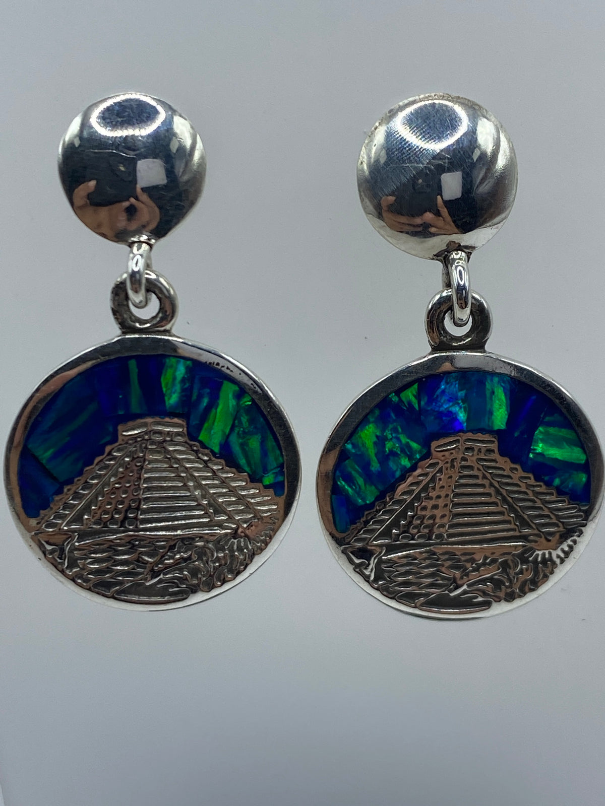 Detalle del ópalo de fuego azul iridiscente engastado en plata 950