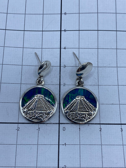 Reverso de los aretes mostrando el Quinto 950 y la incrustación a mano