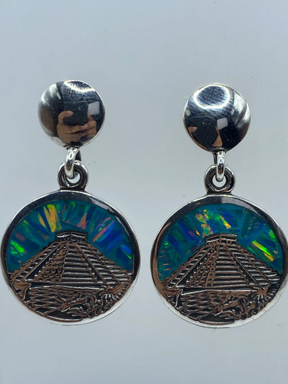 Aretes de plata 950 con Quinto mostrando el diseño de la pirámide prehispánica