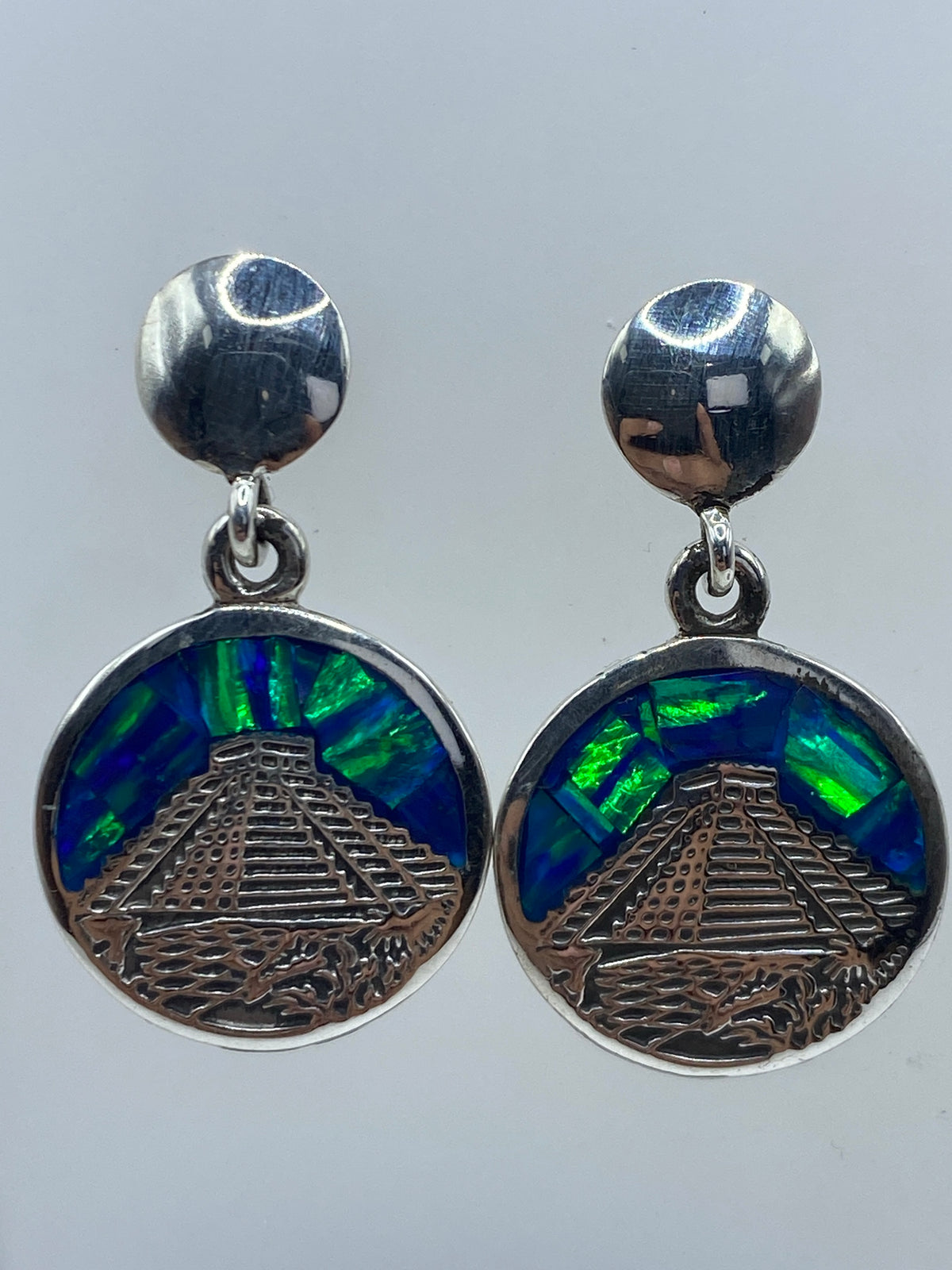 Aretes de plata con Pirámide de Chichén Itzá y Ópalo de Fuego azul brillante — par colgante