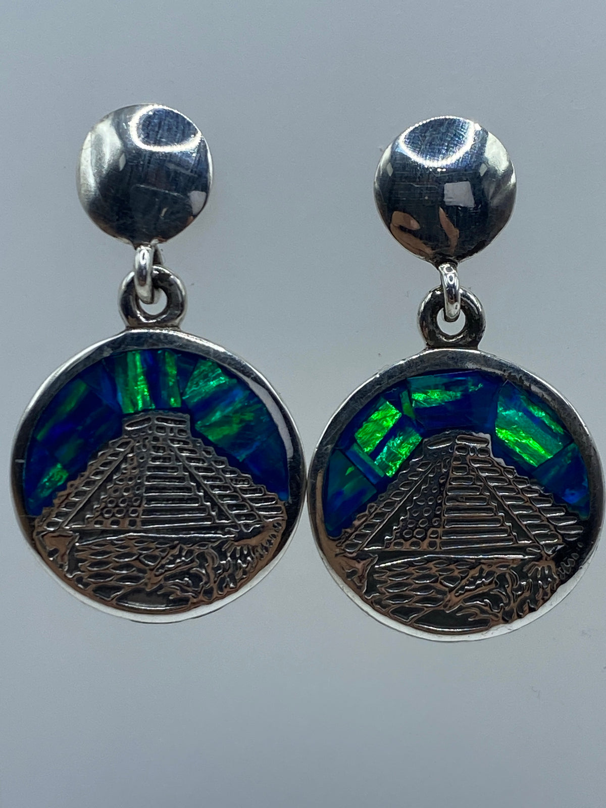 Detalle del engaste a mano del Ópalo de Fuego en plata 950