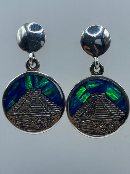 Detalle del engaste a mano del Ópalo de Fuego en plata 950