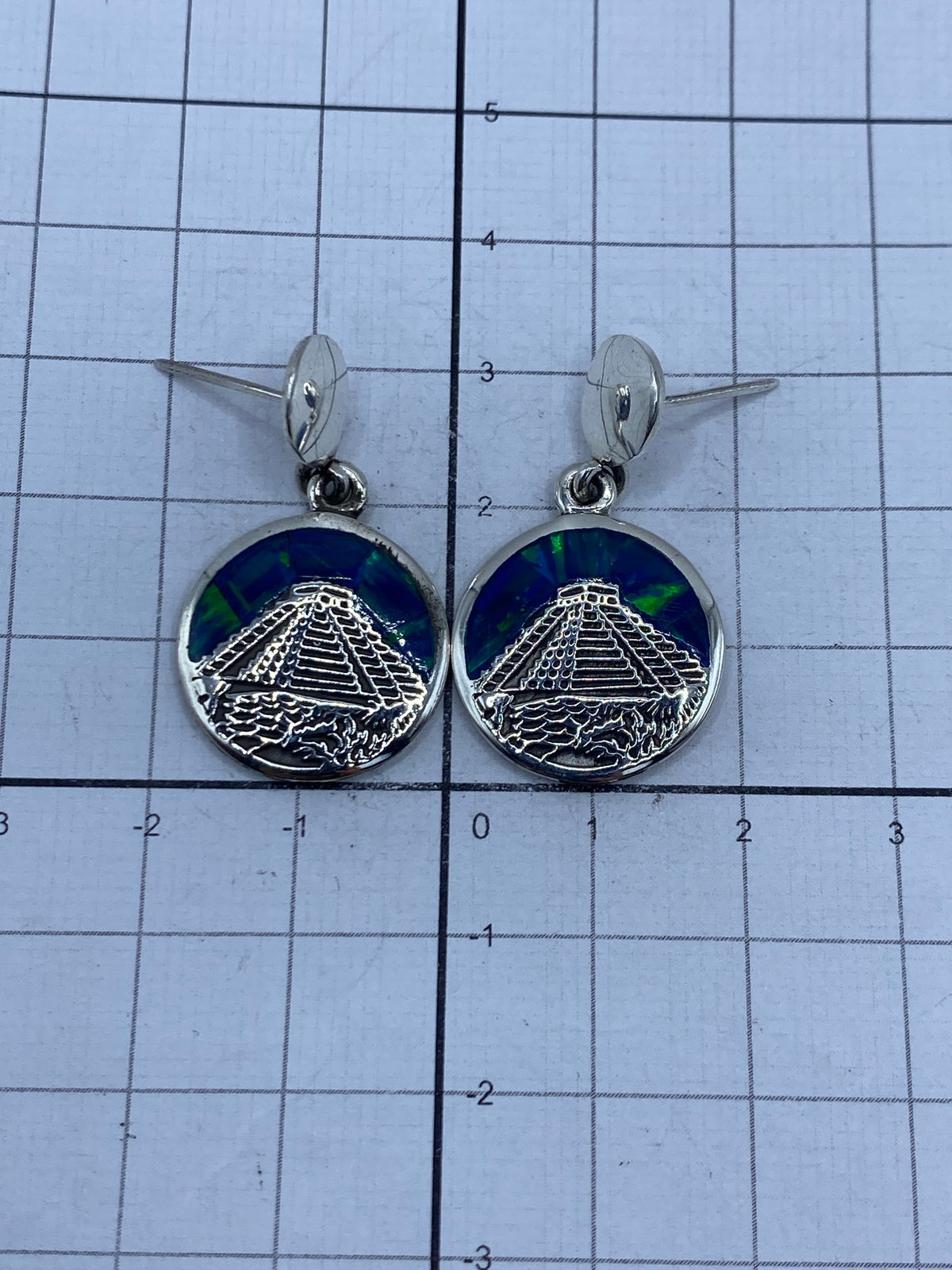 Aretes puestos — medida real 3.3 cm de largo por arete
