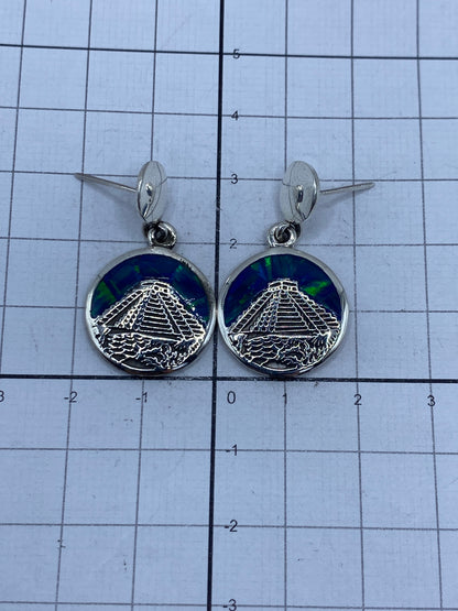 Aretes puestos — medida real 3.3 cm de largo por arete