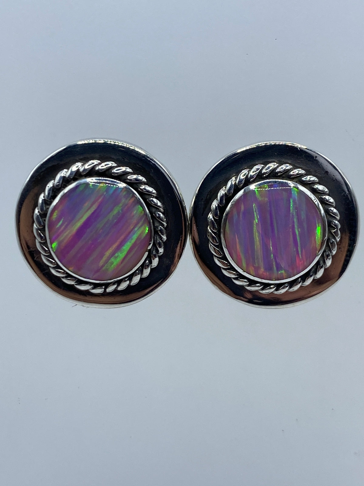 Detalle del engaste de ópalo en plata 950, mostrando el reflejo morado de la piedra