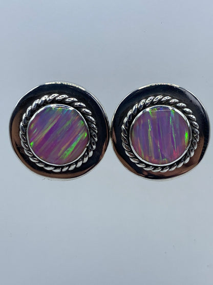 Detalle del engaste de ópalo en plata 950, mostrando el reflejo morado de la piedra