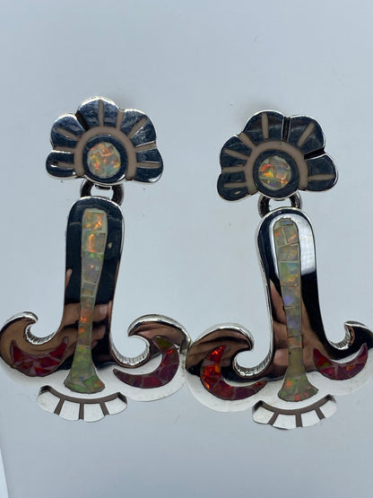 Aretes de ópalo fuego con reflejos rojos, naranjas y amarillos en posición vertical