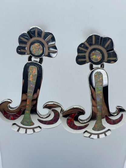 Detalle de la incrustación de ópalo de fuego en plata 925