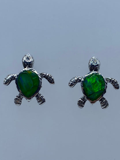 Par de aretes de plata tortuga con ópalo de fuego verde limón en fondo neutro