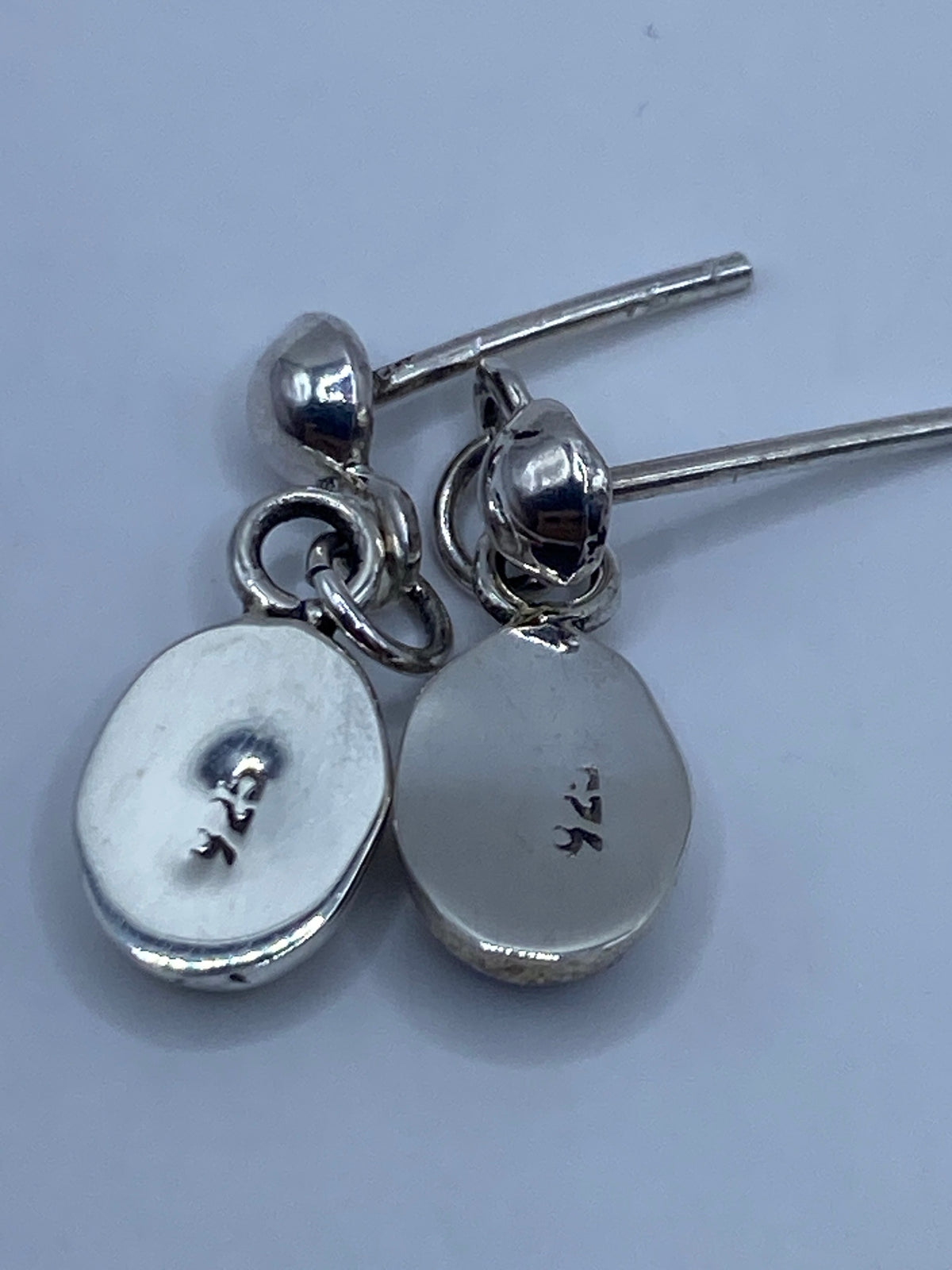 Aretes sobre arete visible mostrando el tamaño real de 1.9 cm