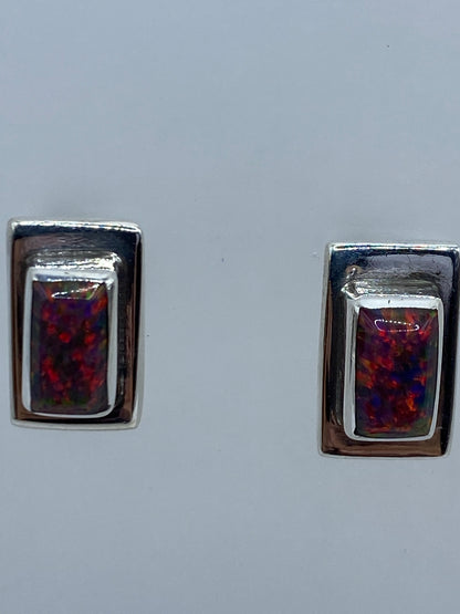 Detalle del engaste a mano del ópalo de Fuego en plata 950