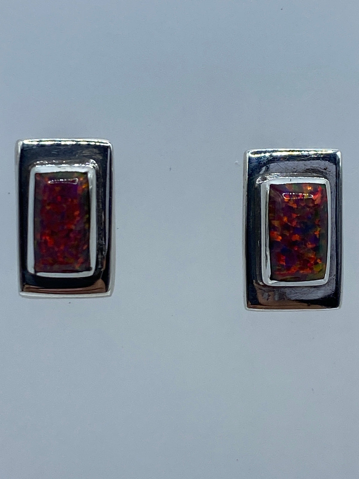 Aretes sobre medidor milimétrico mostrando las medidas exactas