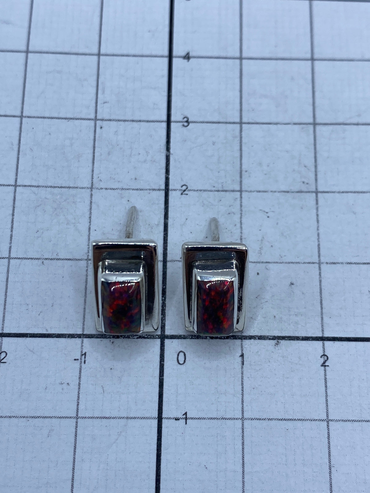 Aretes desde arriba, vista frontal del ópalo de Fuego con tonos rojo, naranja y dorado