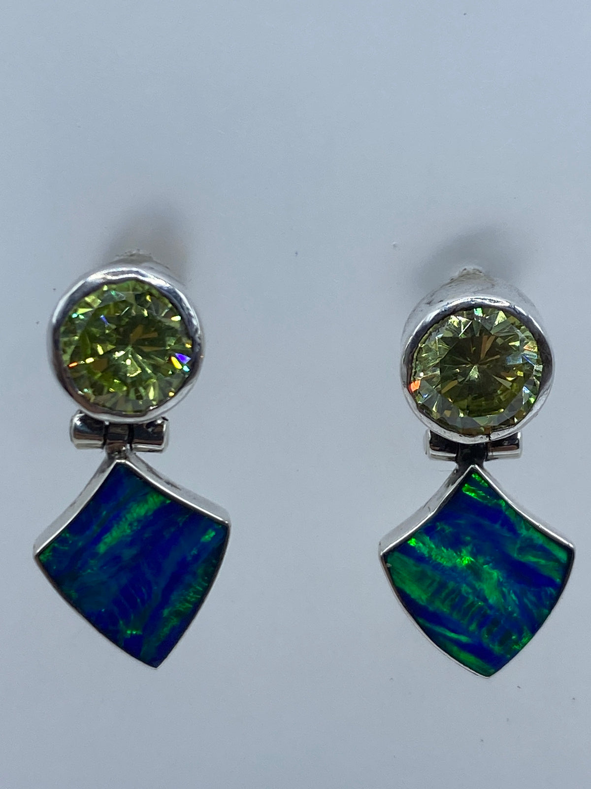 Par de aretes de plata 950 con Ópalo de Fuego azul cielo engastado a mano, vista frontal
