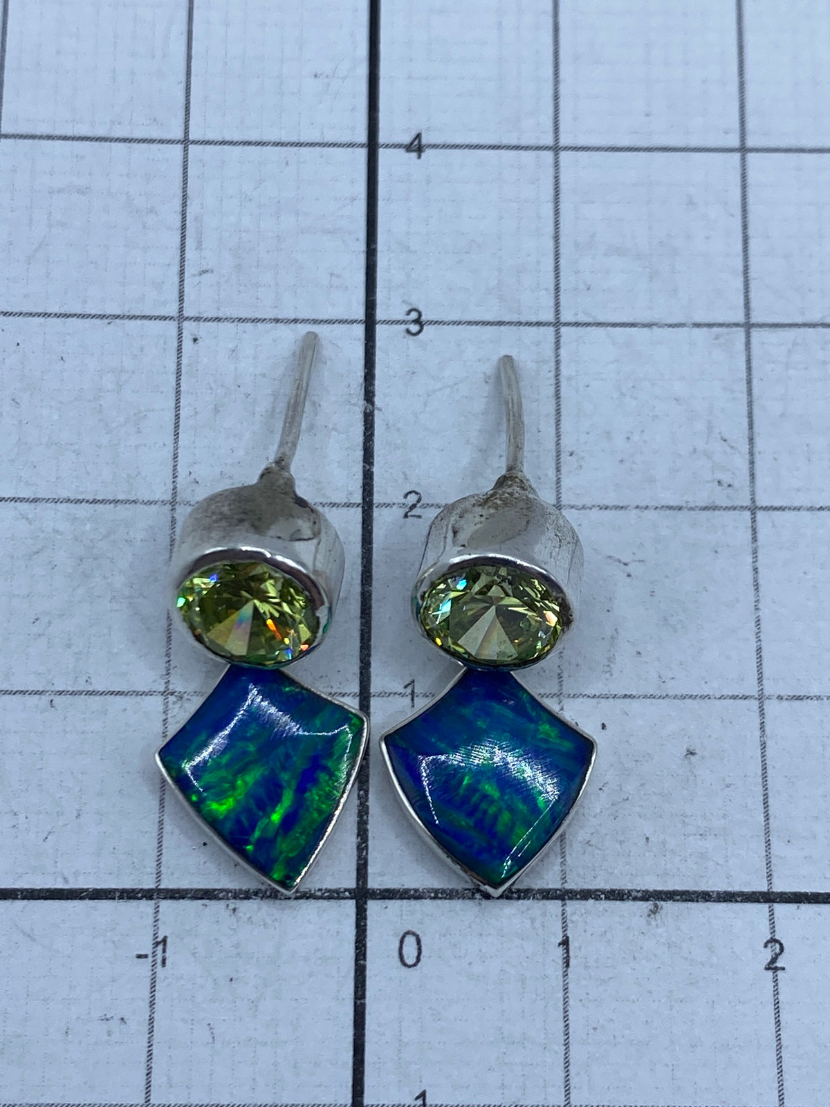 Reverso de los aretes mostrando el Quinto 950 grabado en la plata
