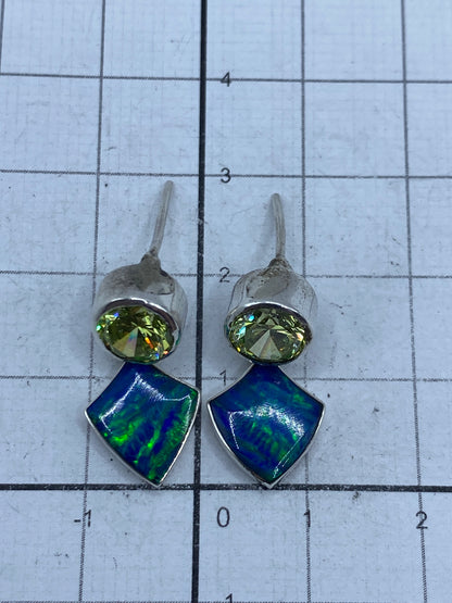 Reverso de los aretes mostrando el Quinto 950 grabado en la plata