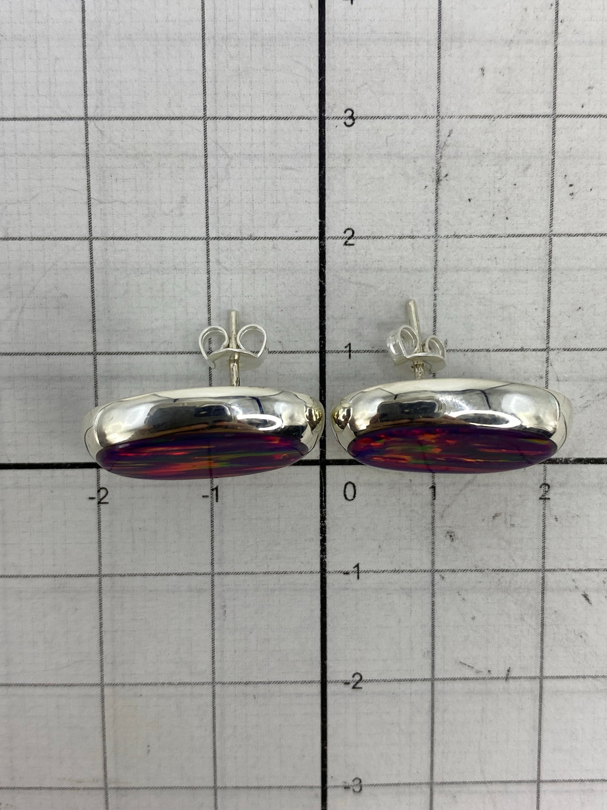 Aretes sobre fondo blanco mostrando el Quinto 925 grabado