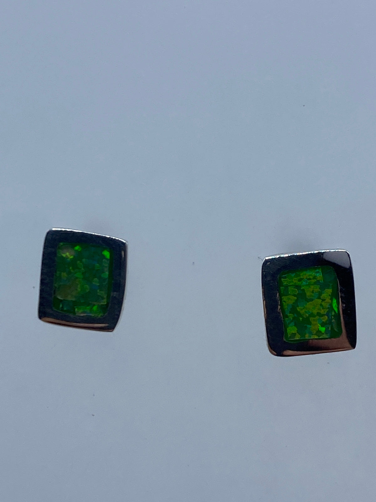 Par de aretes de plata 950 con opalo de fuego verde limon engastado a mano