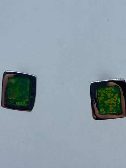 Arete individual mostrando el opalo de fuego verde con detalles en la luz