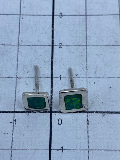 Aretes sobre fondo gris mostrando el Quinto 950 en la base