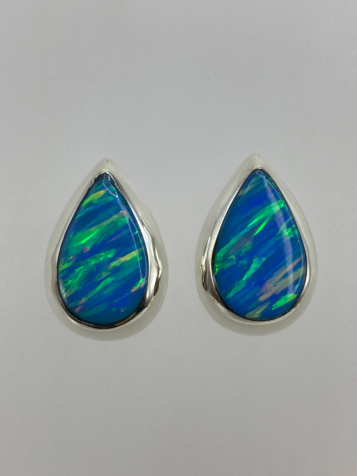 Par de aretes de plata con Ópalo de Fuego azul cielo engastado, vista frontal
