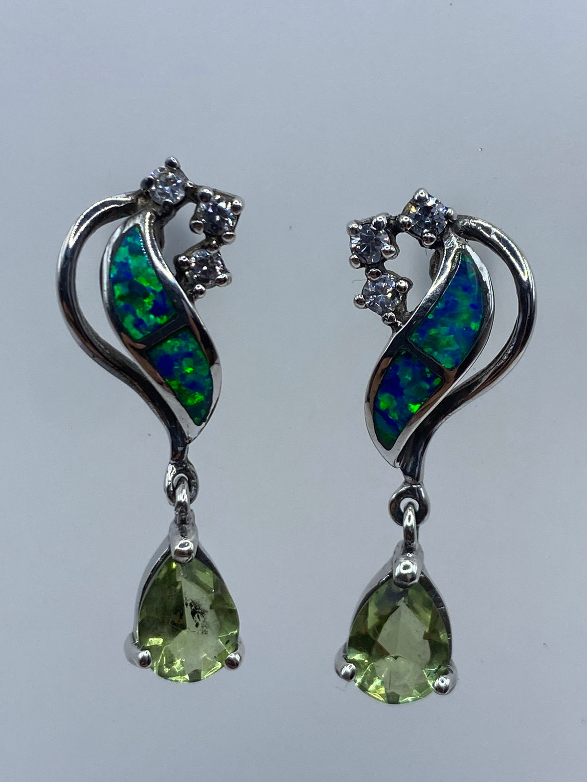 Par de aretes de plata con ópalo de fuego azul, engastados a mano, colgantes de 3 cm
