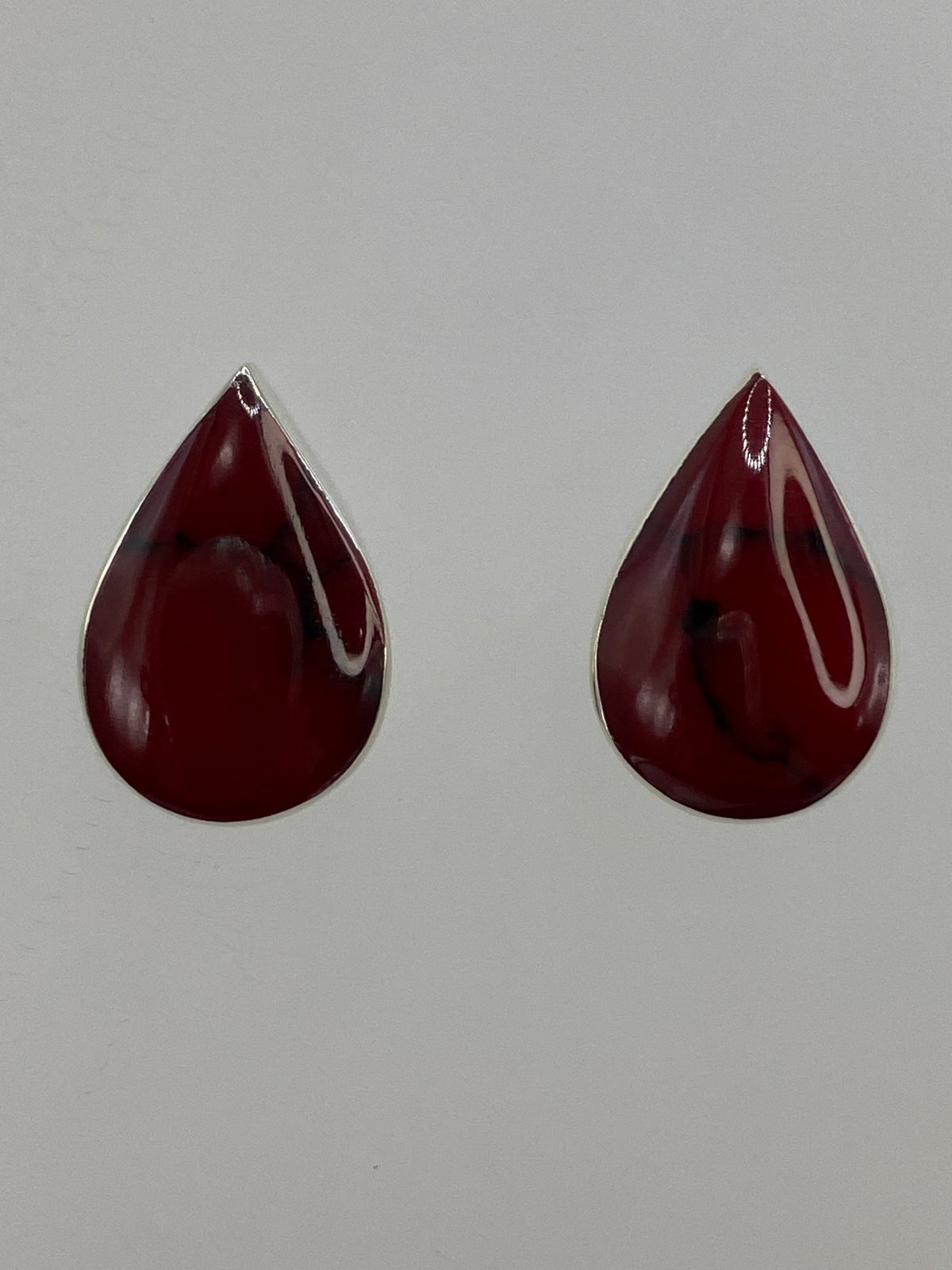 Reverso de los aretes mostrando el Quinto 925 grabado