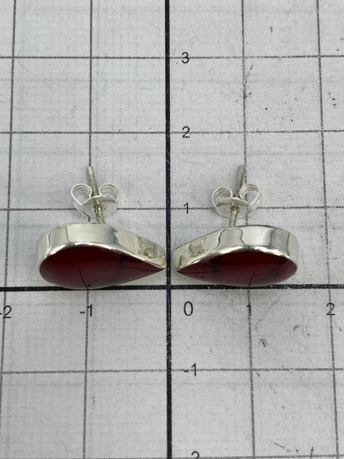 Aretes en escala con regla, midiendo 1.5 cm de largo