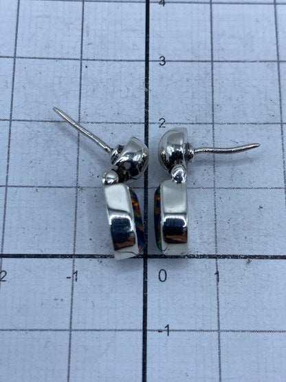 Vista frontal de los aretes de Taxco mostrando el Quinto 950 y la piedra multicolor